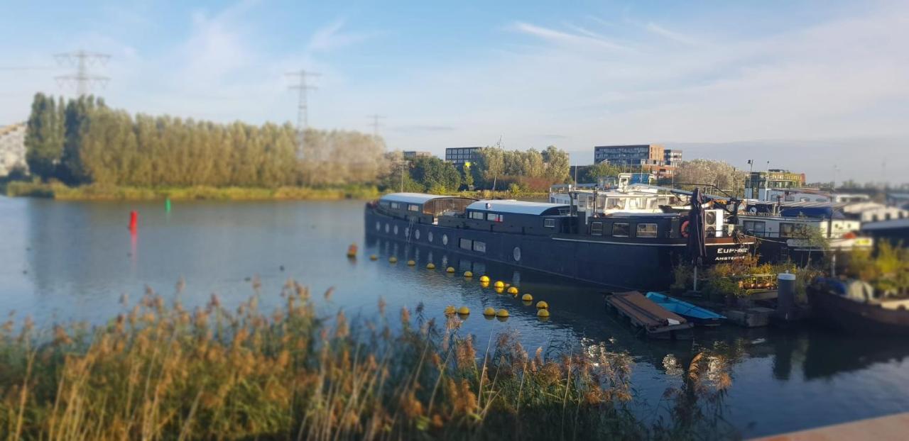 Bed and Breakfast Wheelhouse Euphrate Houseboat Diemen Экстерьер фото