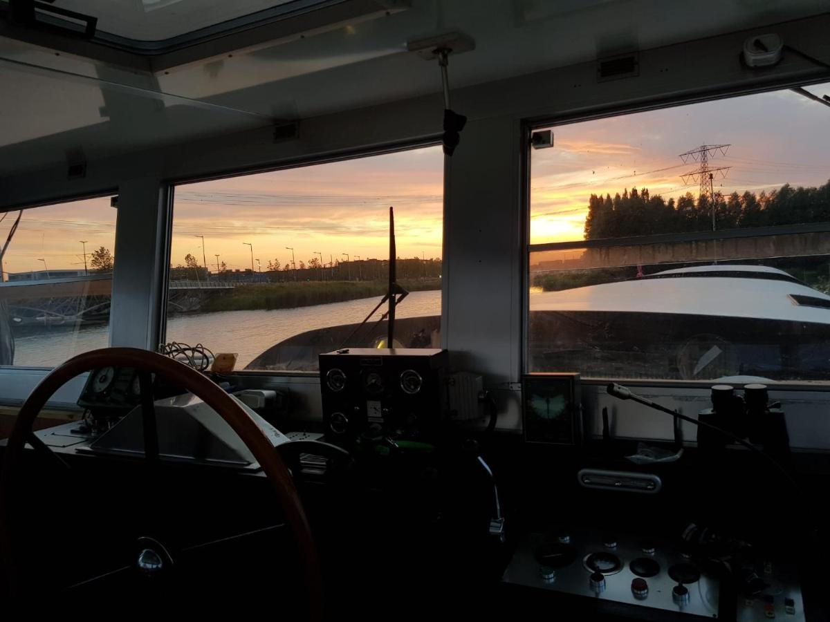 Bed and Breakfast Wheelhouse Euphrate Houseboat Diemen Экстерьер фото